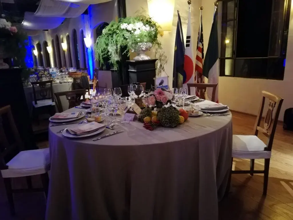 Tavola elegante allestita per una cena aziendale a Villa Dianella