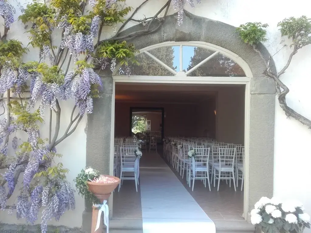Ingresso in fiore verso la sala della cerimonia a Villa Dianella in primavera