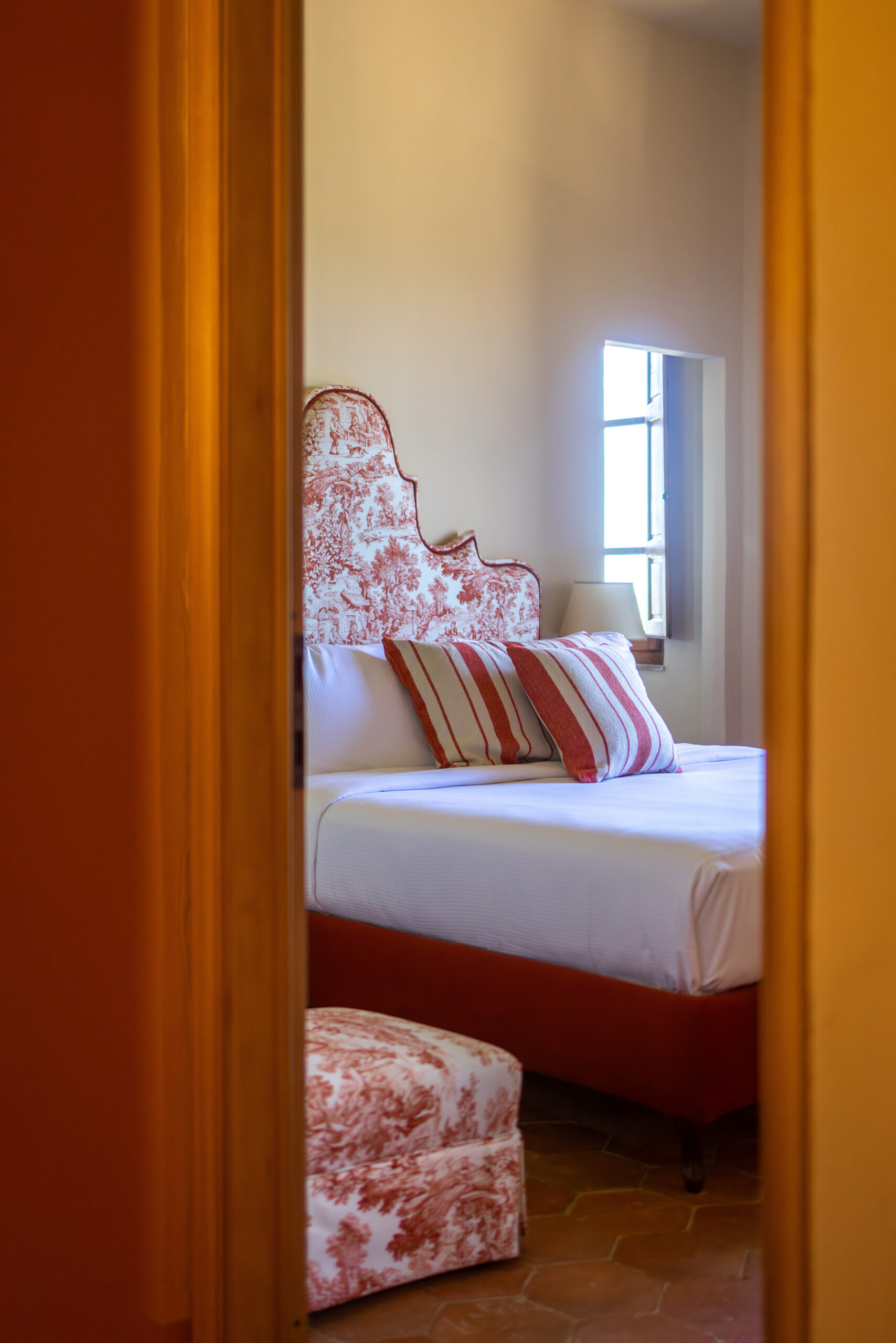 Camera da letto di Villa Piaggia con testata toile rossa e dettagli classici