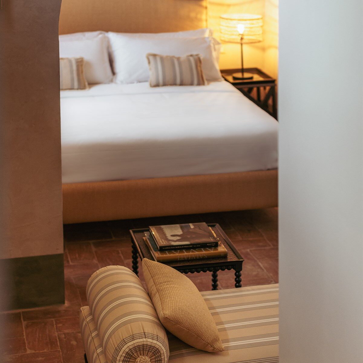 Camera del Wine Resort di Villa Dianella con letto matrimoniale e luce calda