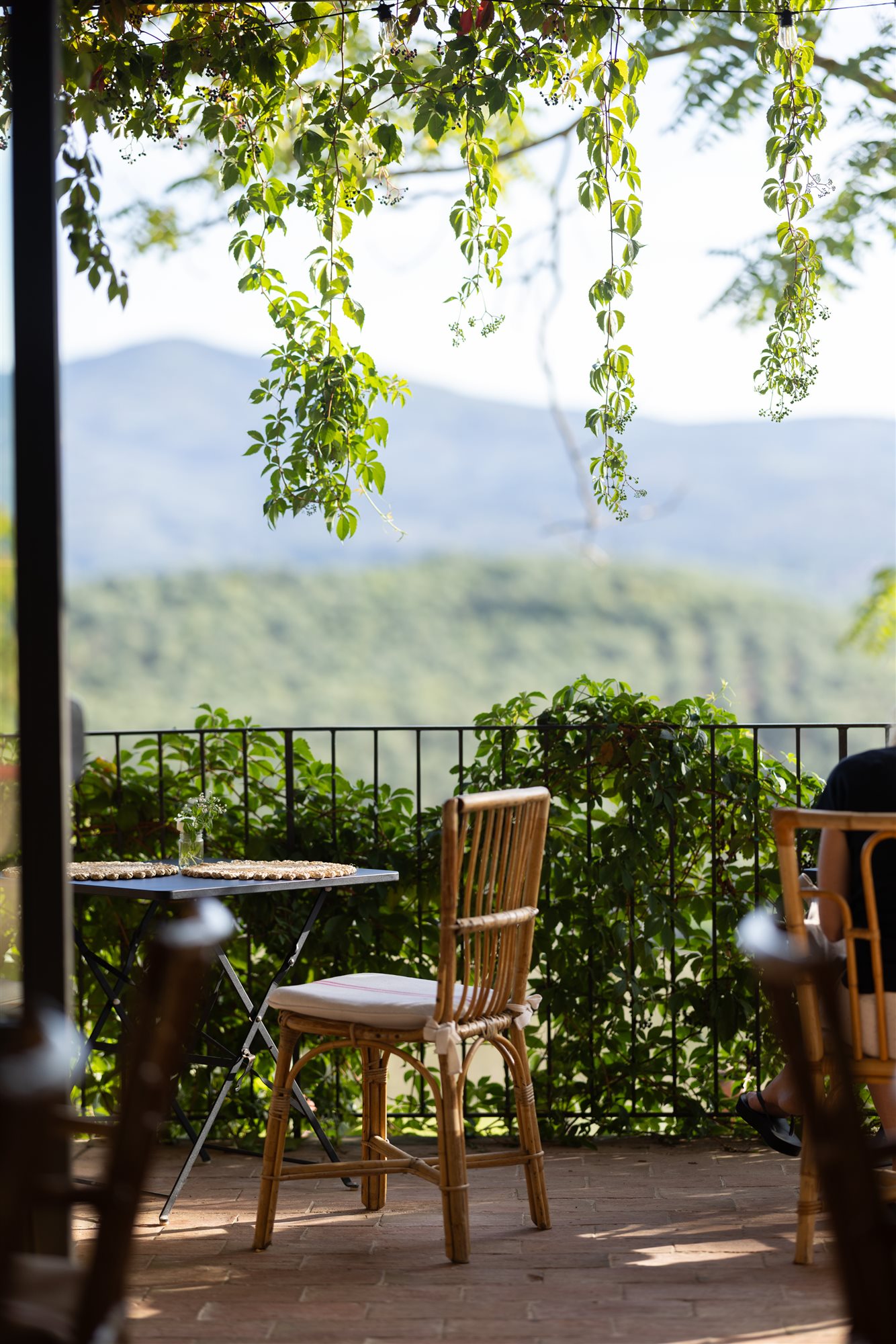 Il cortile del Bistrot delle Scuderie di Villa Dianella