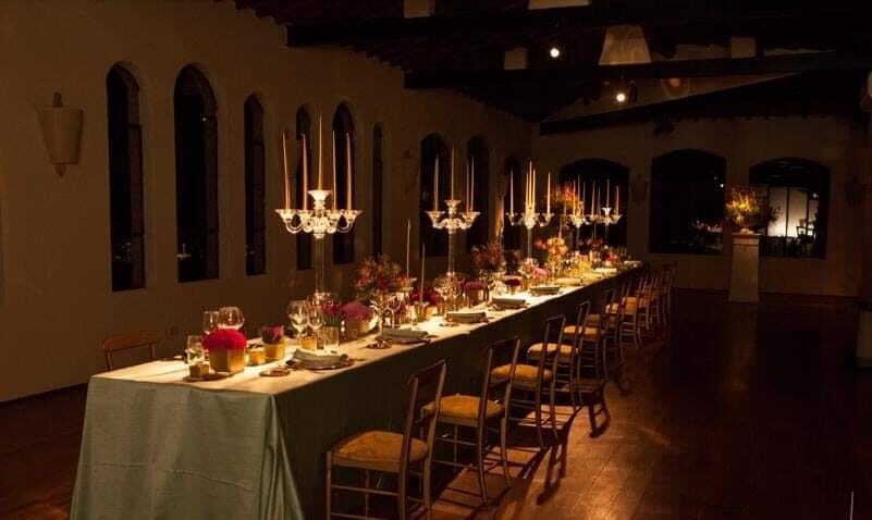 Ingresso di Villa Dianella decorato a Natale con ghirlanda di luci e pigne sulla porta