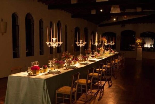 Ingresso di Villa Dianella decorato a Natale con ghirlanda di luci e pigne sulla porta