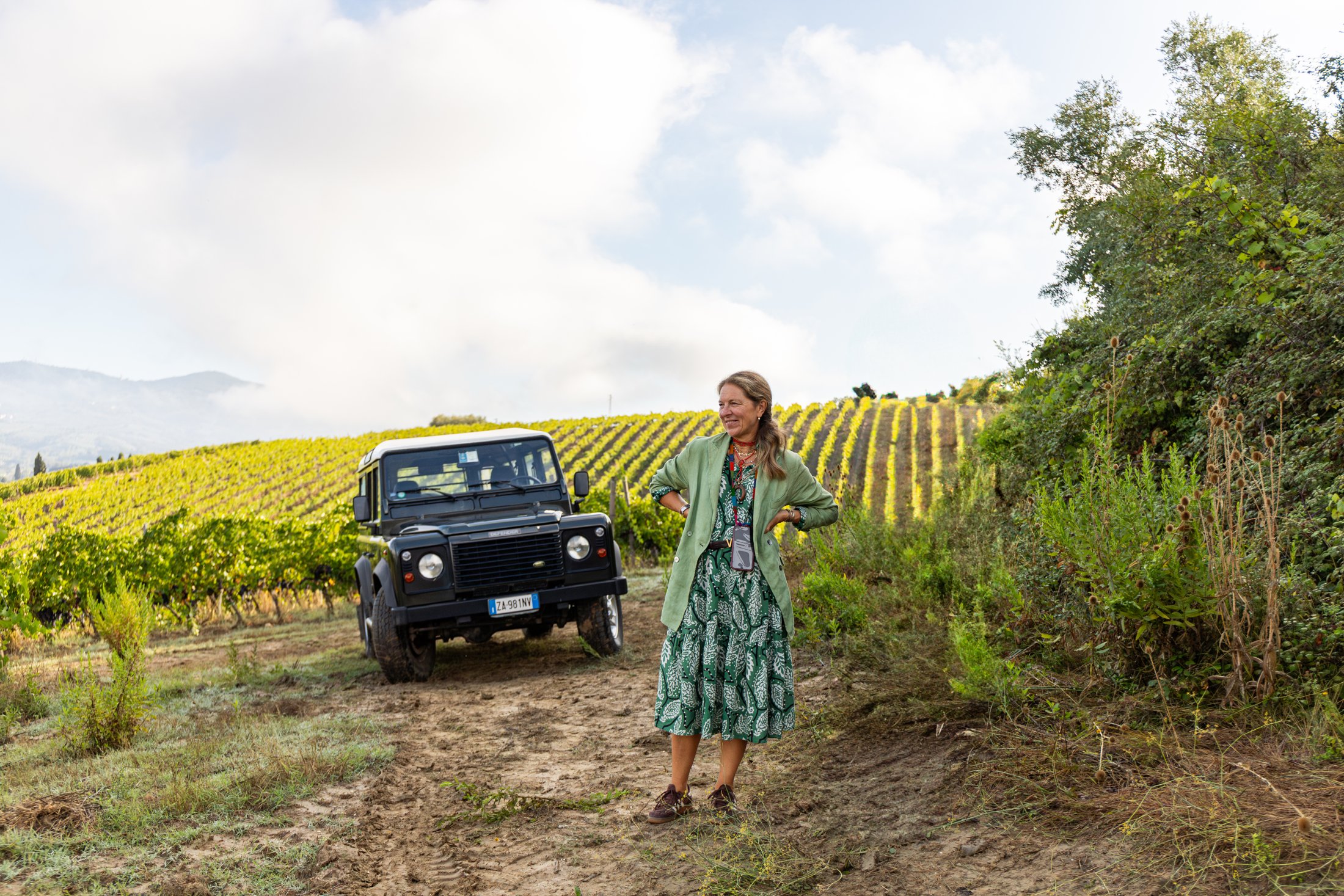 Nel vigneto di Villa Dianella tra i filari durante la vendemmia, con il fuoristrada della tenuta