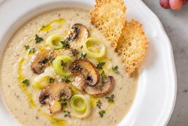 Vellutata di funghi e porri novelli con cialde all'olio extravergine, nel piatto del Bistrot delle Scuderie