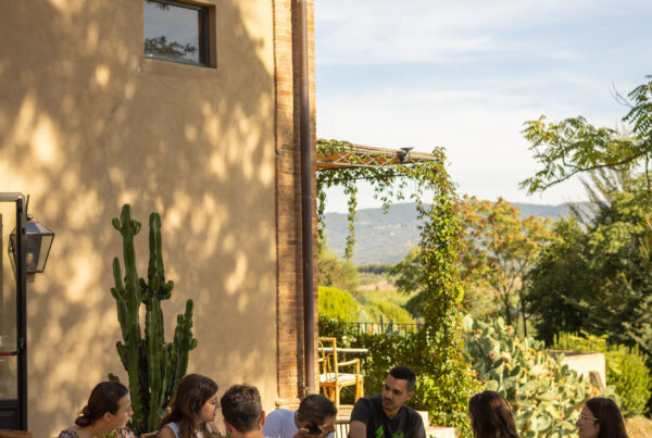 Ospiti a tavola in terrazza a Villa Dianella con vista sulle colline