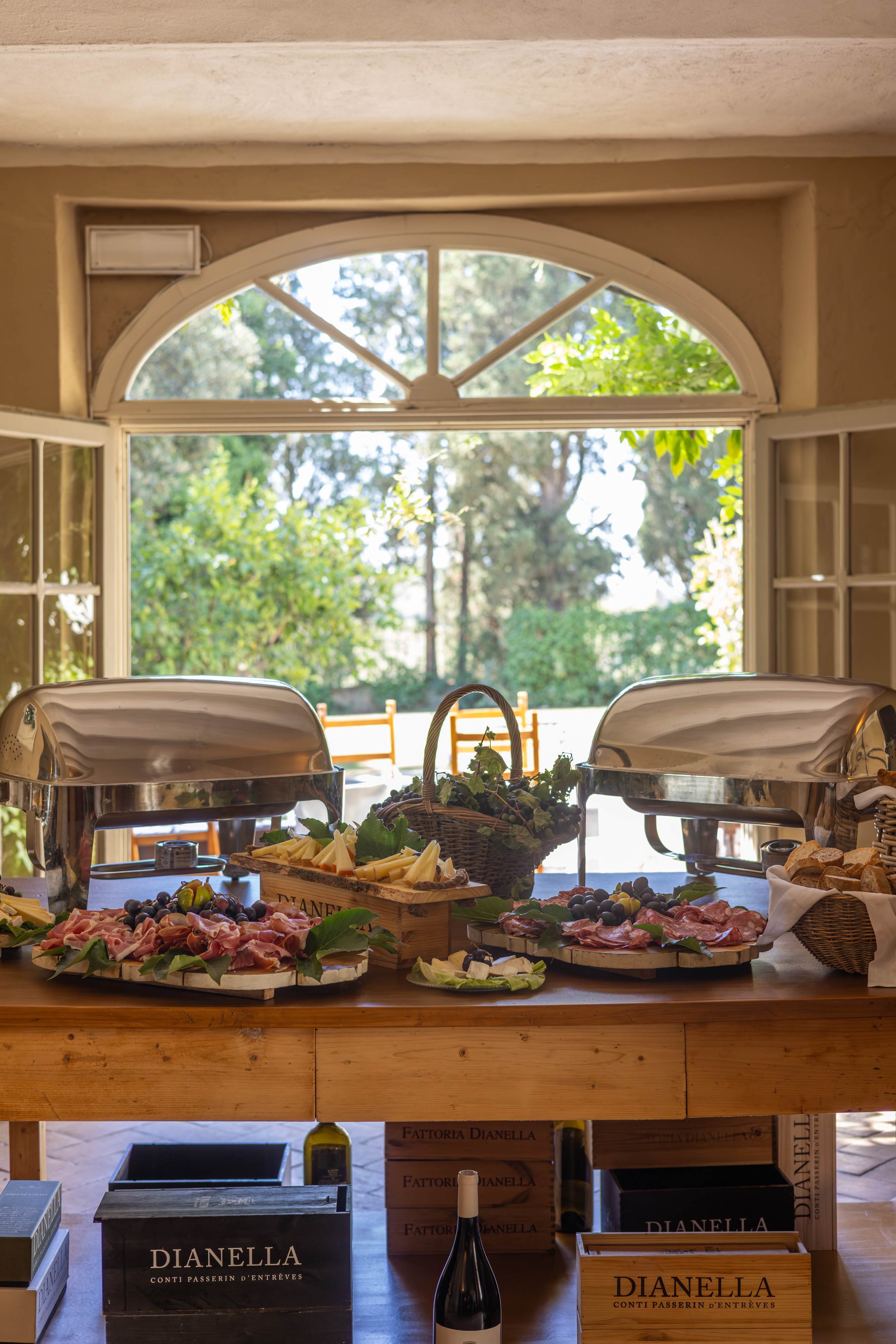 Buffet del brunch della vendemmia allestito nella sala con vista sul giardino di Villa Dianella