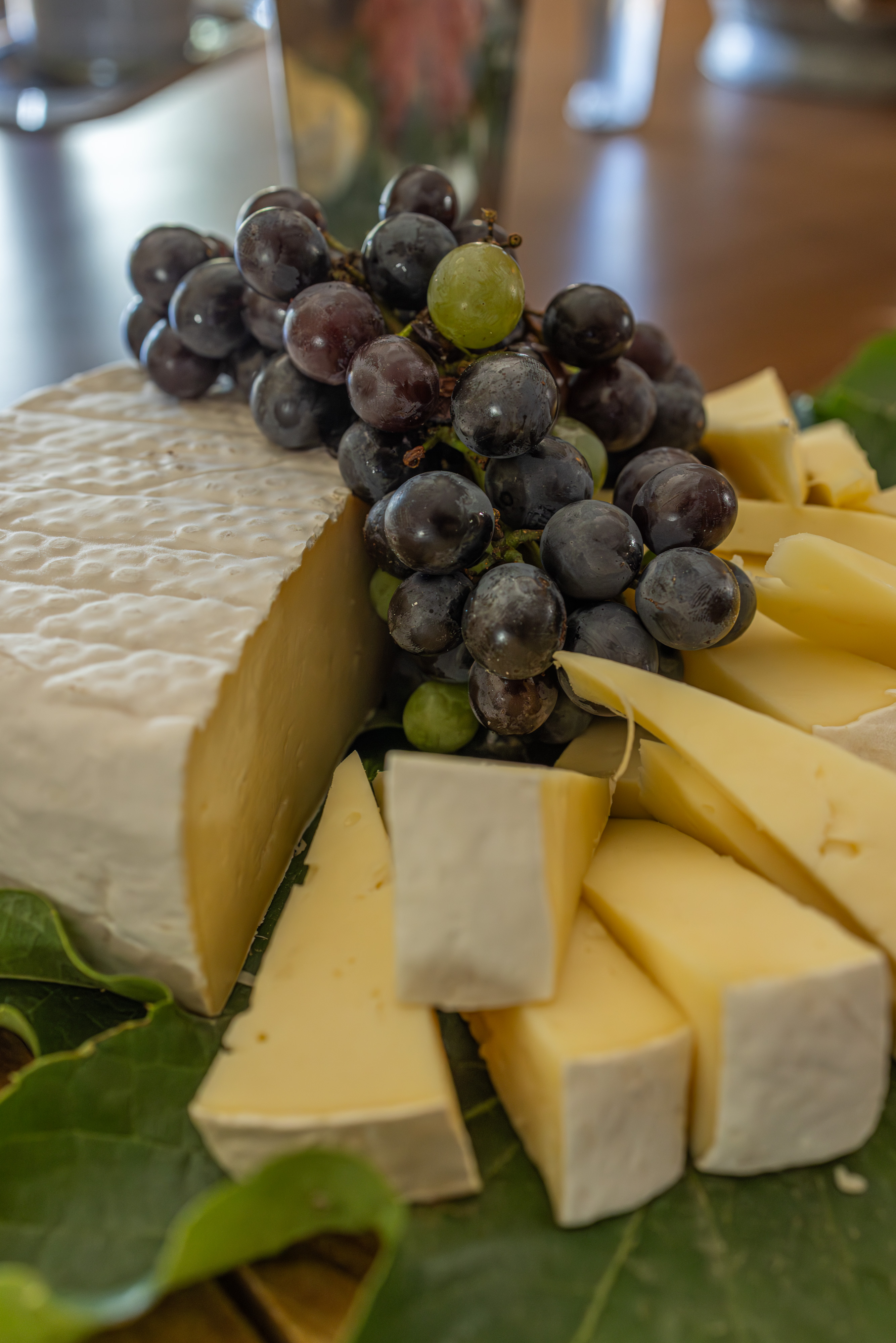 Tagliere di formaggi con grappoli d'uva al brunch della vendemmia di Villa Dianella