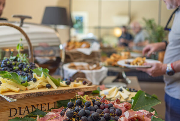 Ospiti al buffet del brunch della domenica nella sala di Villa Dianella