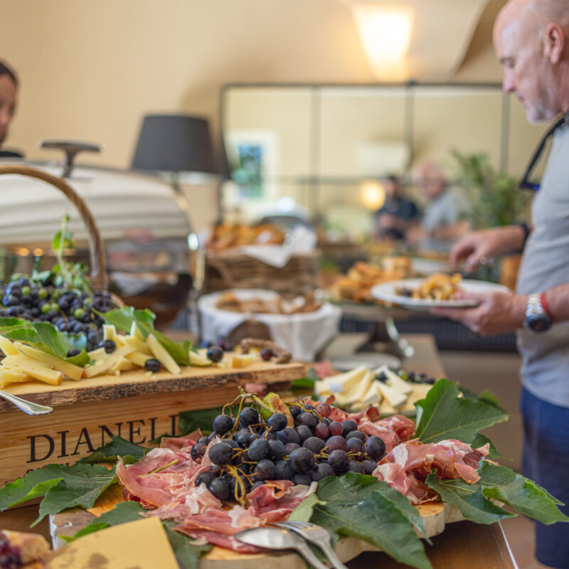 Ospiti al buffet del brunch della domenica nella sala di Villa Dianella
