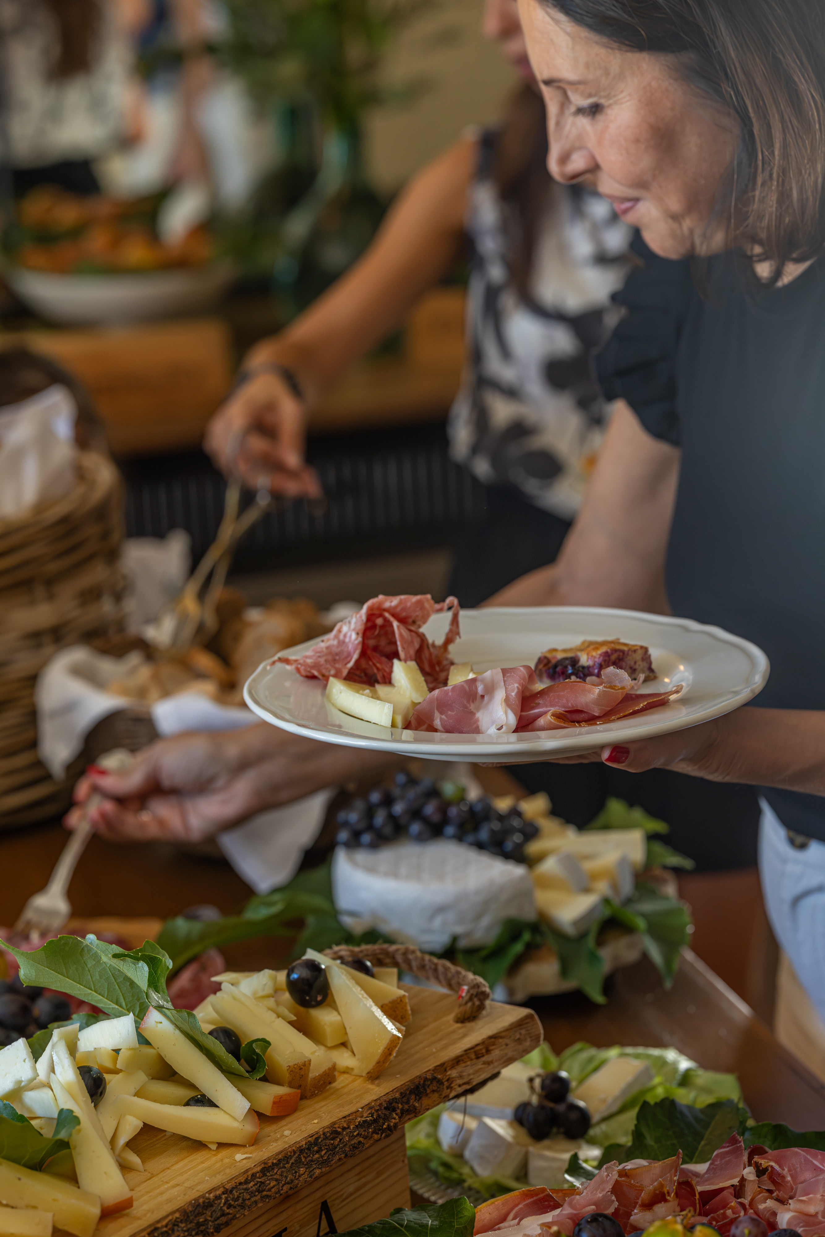 Ospite servita al buffet del brunch della domenica di Villa Dianella