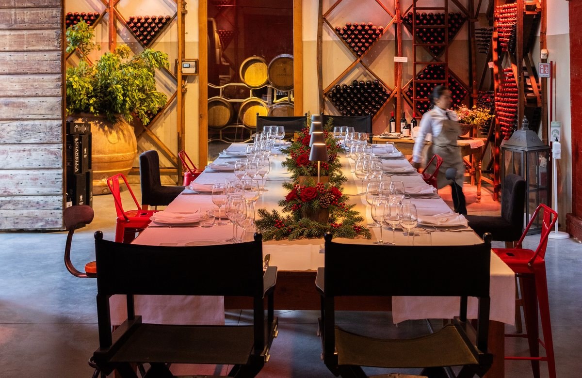 La tavolata di Natale nella sala delle cantine di Villa Dianella