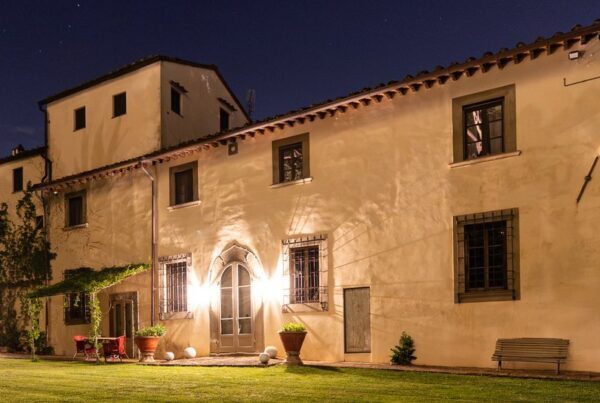 Villa Dianella di notte, con le luci accese sulla facciata