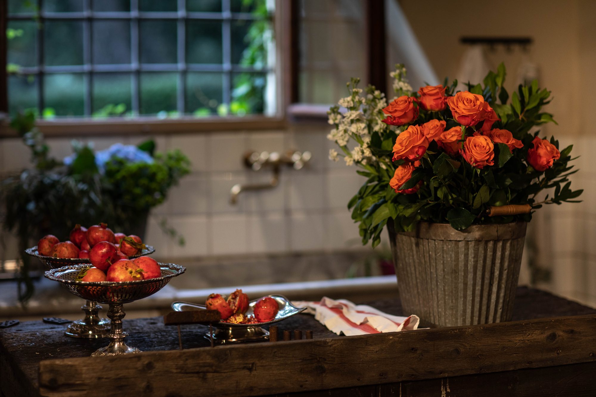 La cucina della villa, con le rose e la frutta di stagione
