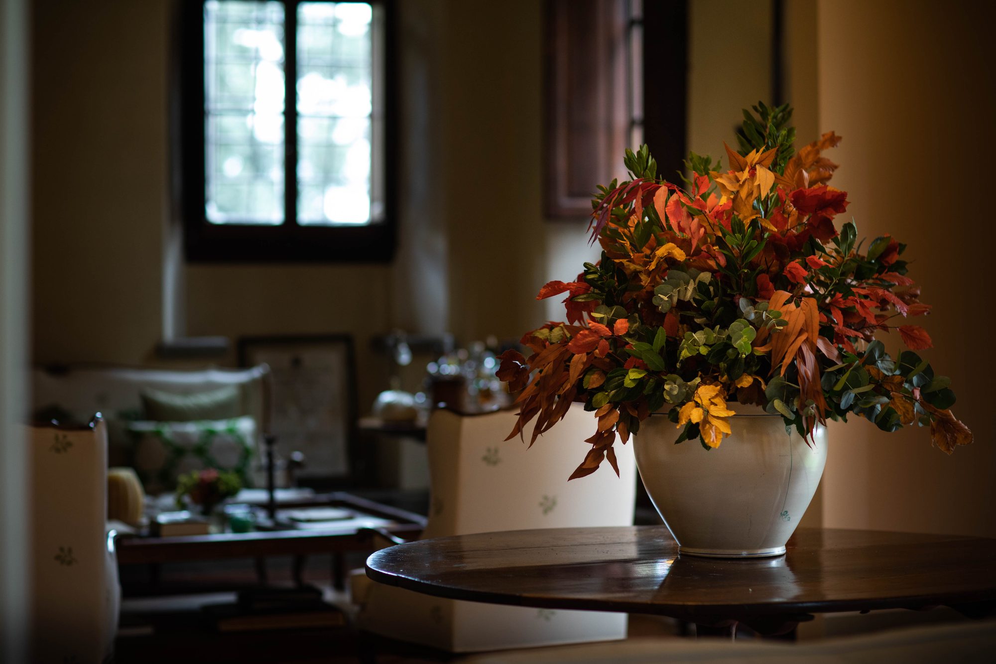 Un mazzo di fiori autunnali nel soggiorno di Villa Dianella