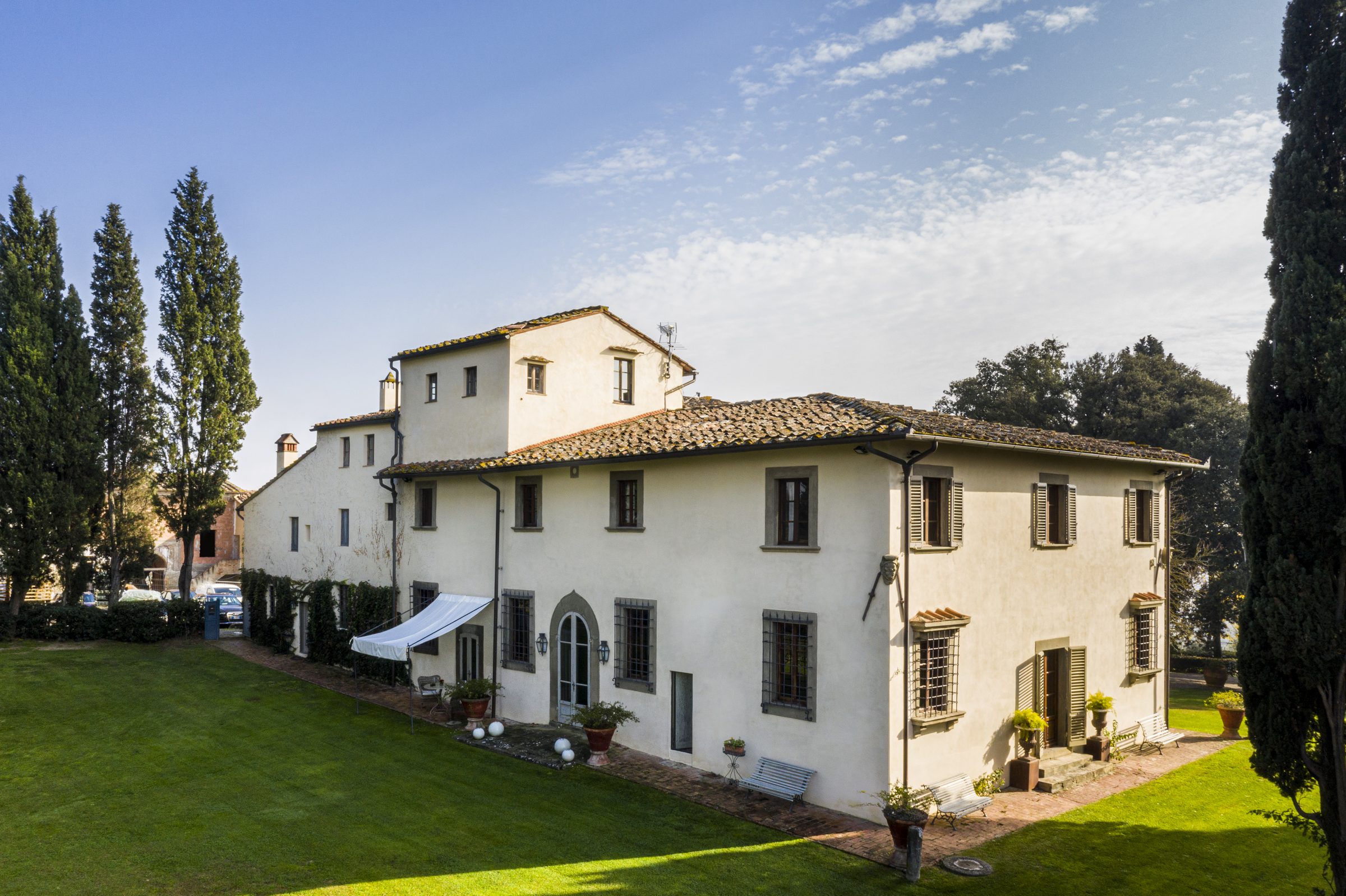 Villa Dianella di giorno, tra il prato e i cipressi